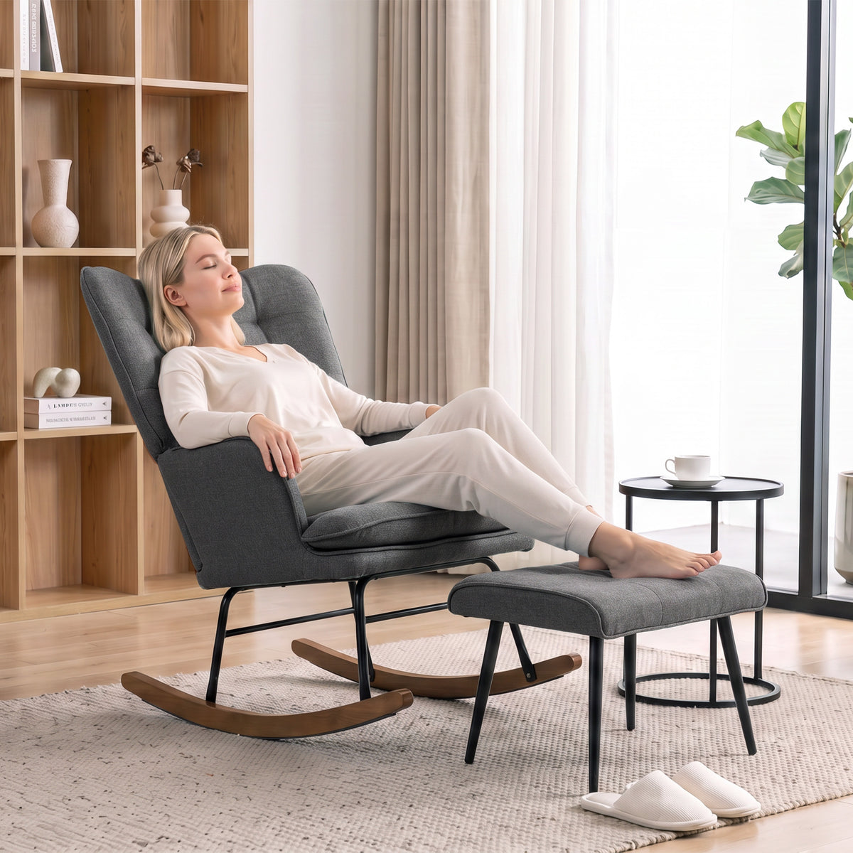 Fauteuil à bascule avec repose-pieds, rocking chair, assise large, dossier haut, coussin inclus, 64 x 89 x 90 cm, gris